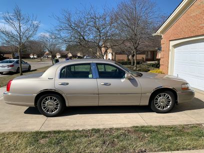 Used 2010 Lincoln Town Car Signature Limited