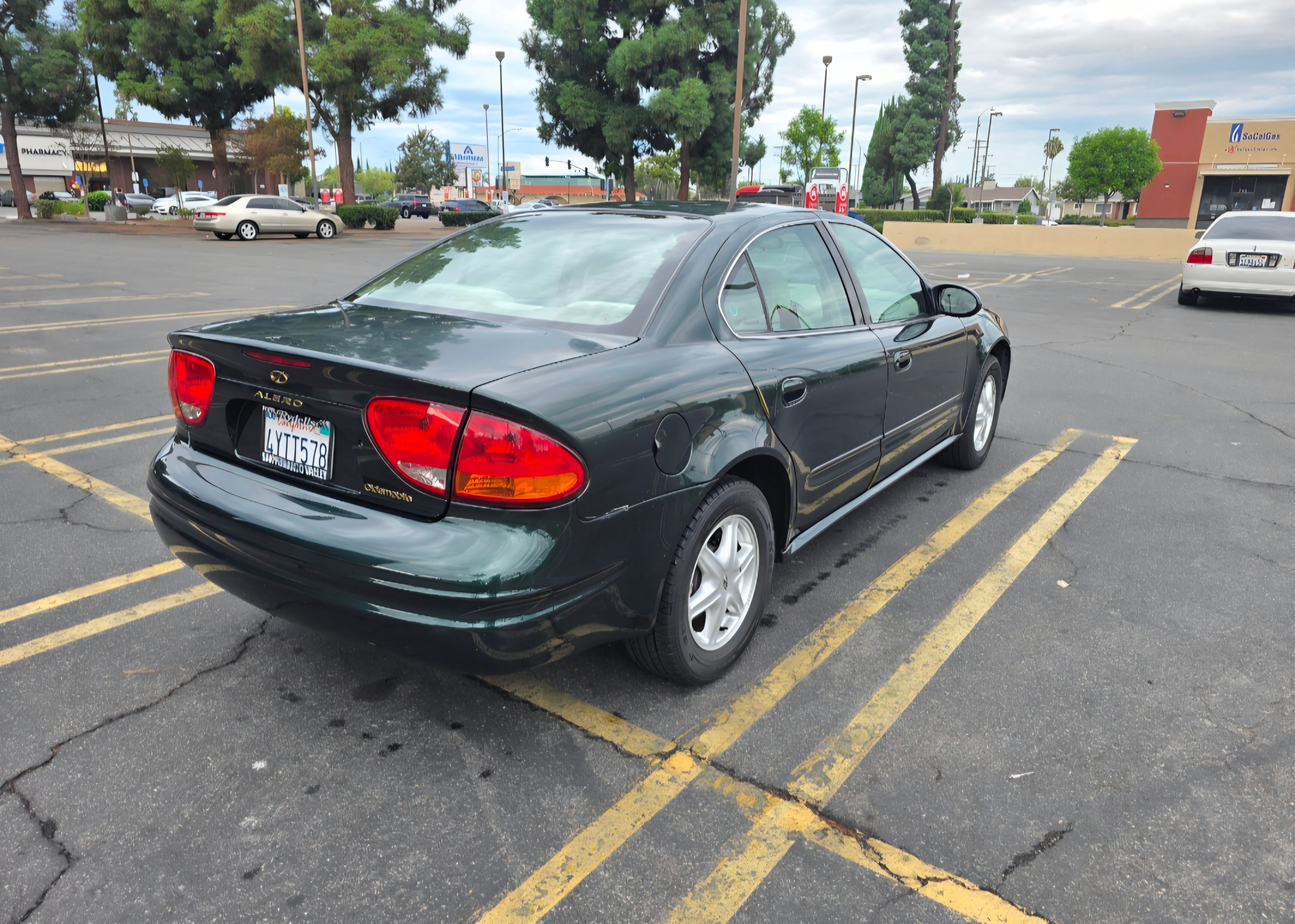 Used 2002 Oldsmobile Alero GL w/ Gold Pkg FWD image 4