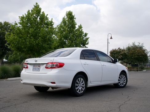Used 2012 Toyota Corolla LE FWD image 12