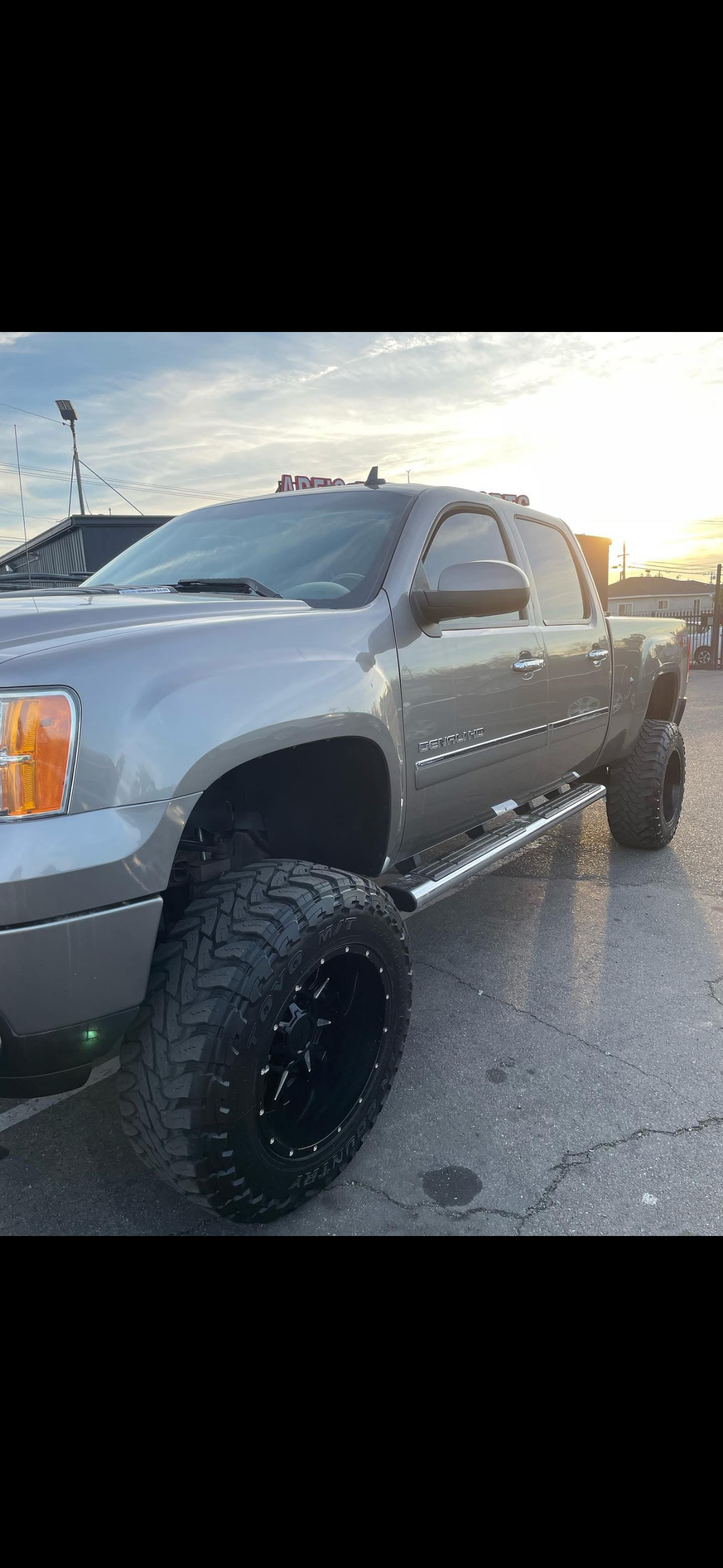 Used 2014 GMC Sierra 2500 Denali w/ Suspension Package, Off-Road AWD/4WD image 4