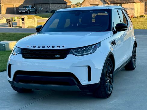Used 2017 Land Rover Discovery SE image 4