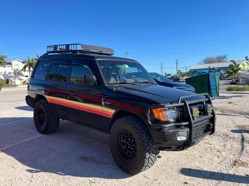 Used 1999 Mitsubishi Montero image 2