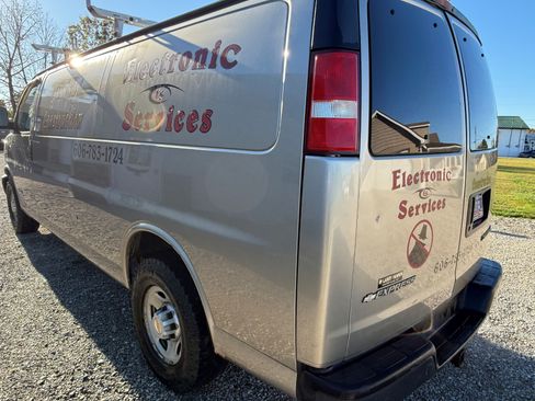 Used 2003 Chevrolet Express 3500 Extended Van 3D image 2