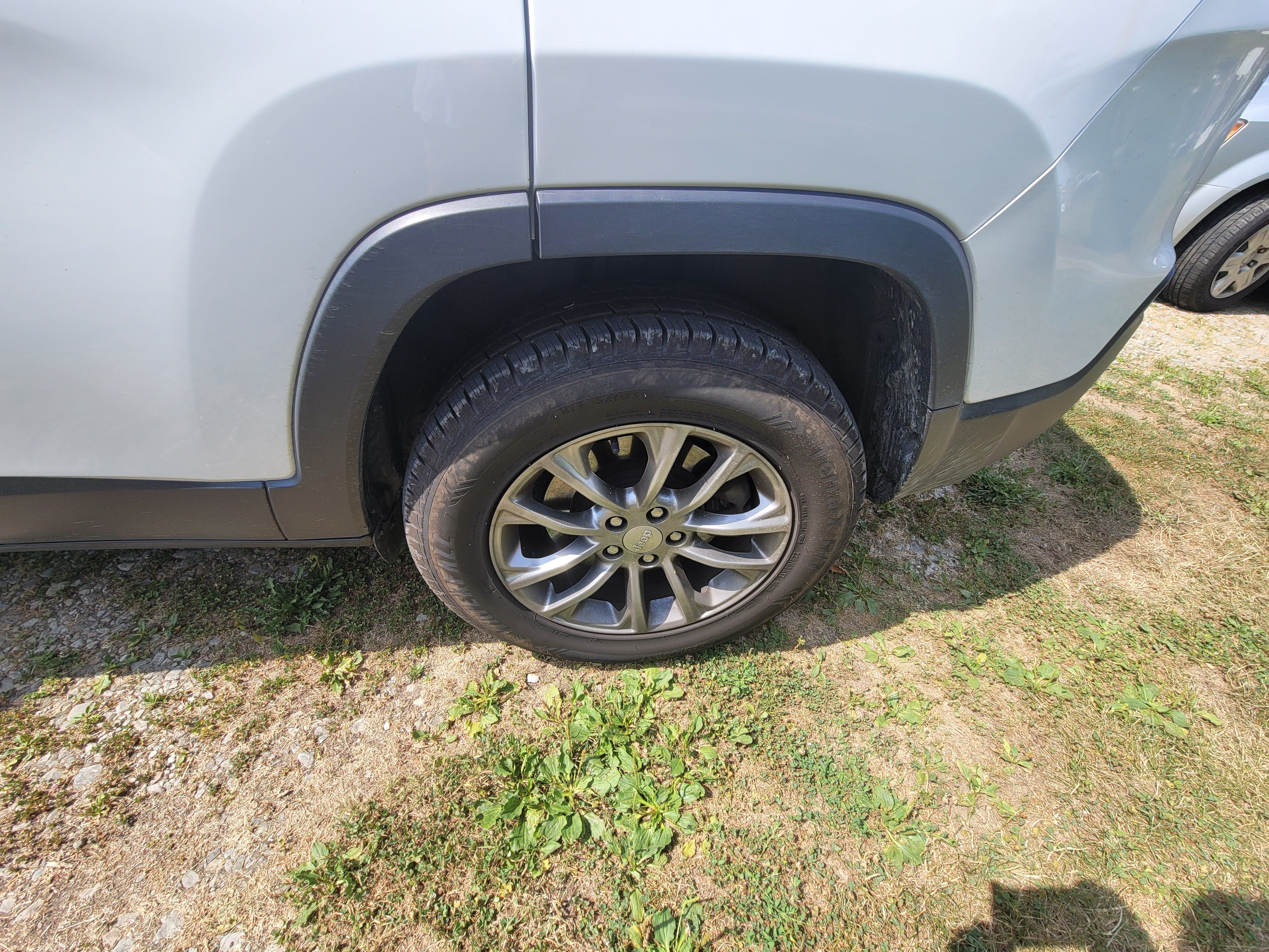 Used 2019 Jeep Cherokee Latitude Plus w/ Cold Weather Group AWD/4WD image 15