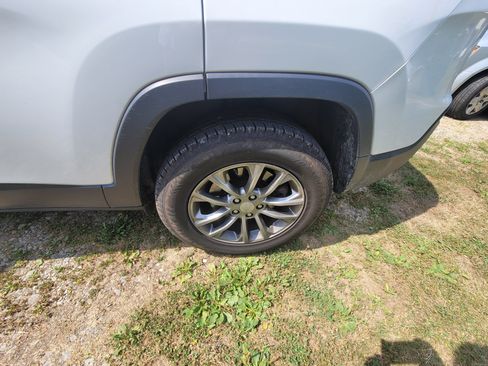 Used 2019 Jeep Cherokee Latitude Plus w/ Cold Weather Group AWD/4WD image 15
