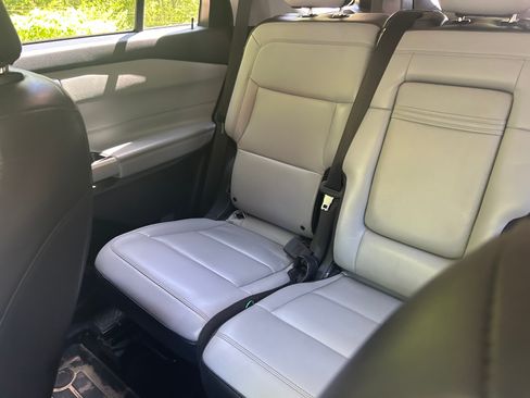 Used 2021 Ford Explorer XLT w/ Equipment Group 202A RWD image 15