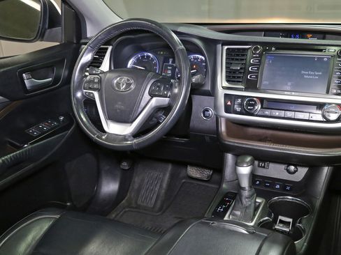 Used 2015 Toyota Highlander XLE image 9