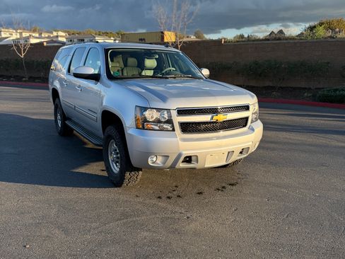 Used 2013 Chevrolet Suburban 2500 LT image 1