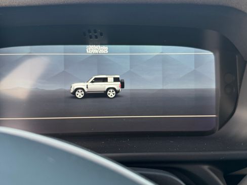 Used 2023 Land Rover Defender 90 SE image 9