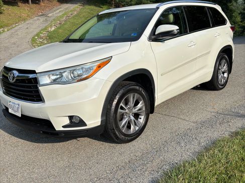 Used 2015 Toyota Highlander XLE AWD/4WD image 2