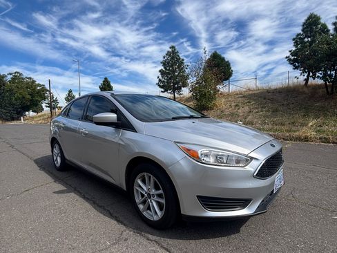 Used 2018 Ford Focus SE FWD image 2