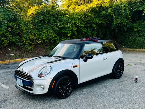 Used 2017 MINI Cooper 2-Door Hardtop image 2