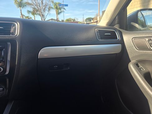 Used 2013 Volkswagen Jetta SE image 25