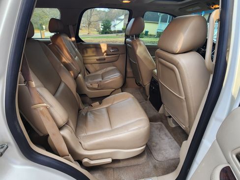 Used 2010 Cadillac Escalade Luxury image 10