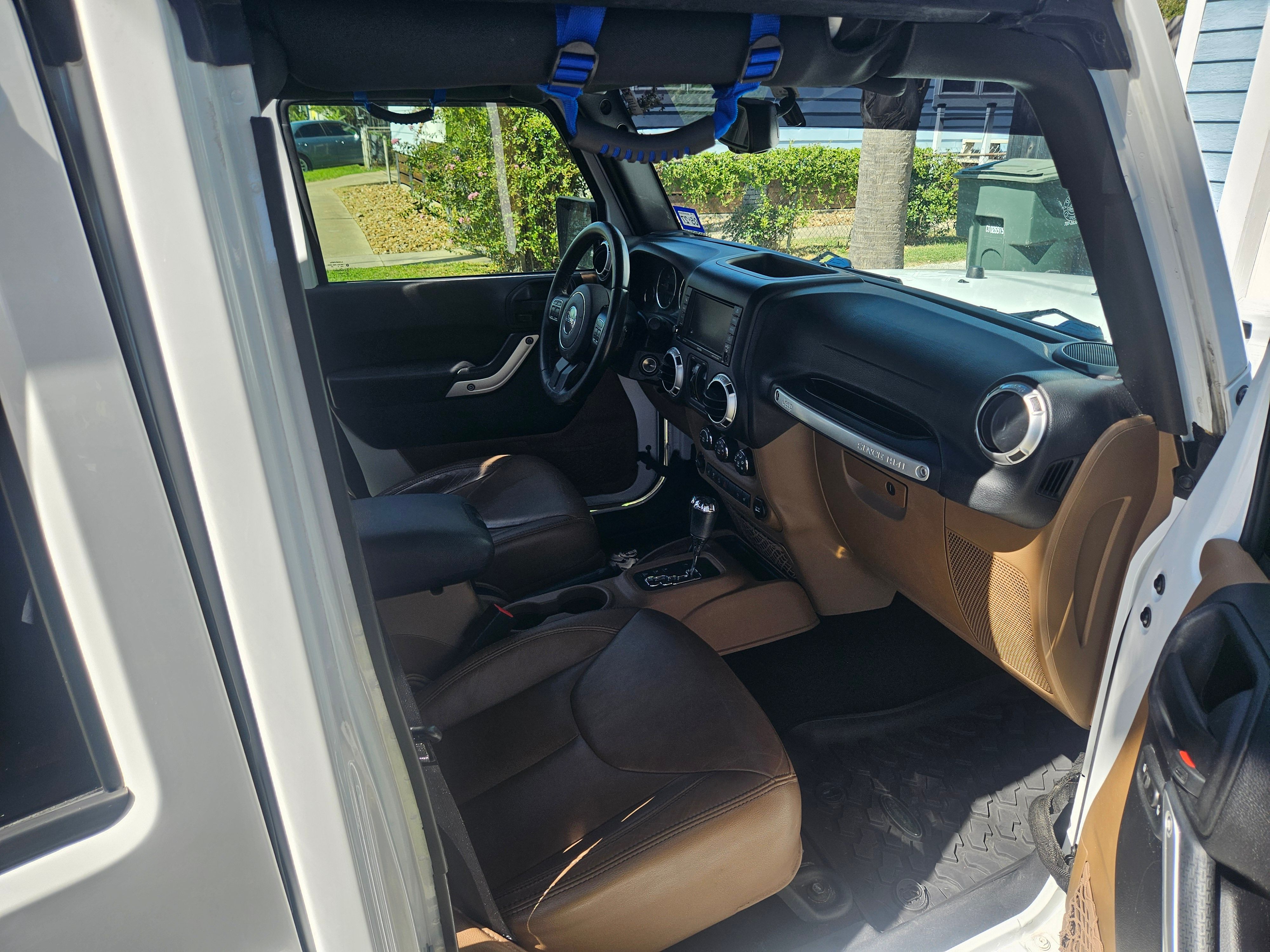 Used 2015 Jeep Wrangler Unlimited Sahara w/ Connectivity Group AWD/4WD image 11