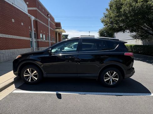 Used 2017 Toyota RAV4 XLE FWD image 2
