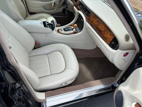 Used 2003 Jaguar XJ8 image 15