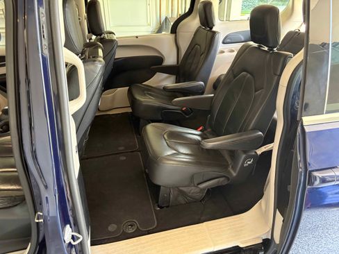 Used 2017 Chrysler Pacifica Touring-L Plus FWD image 12