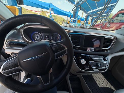 Used 2021 Chrysler Voyager Lxi image 13