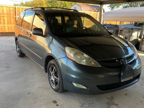 Used 2010 Toyota Sienna XLE image 5