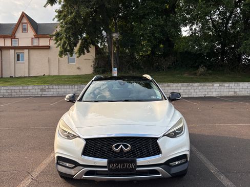 Used 2018 INFINITI QX30 Premium w/ Navigation Package AWD/4WD image 5