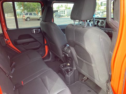 Used 2019 Jeep Wrangler Unlimited Sahara w/ Uconnect 4C Nav & Sound Group image 18