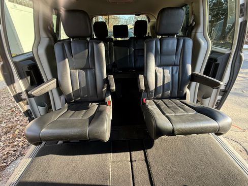 Used 2011 Chrysler Town & Country Touring-L w/ Entertainment Group #2 FWD image 22