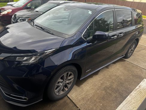 Used 2021 Toyota Sienna XLE FWD image 4