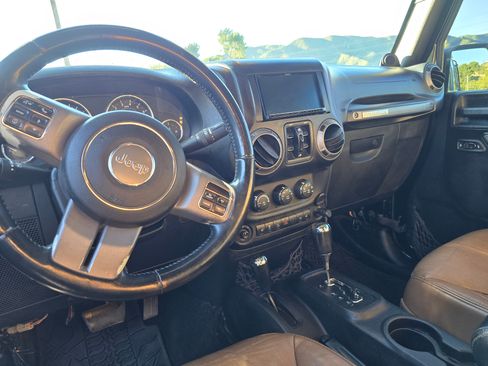 Used 2013 Jeep Wrangler Unlimited Sahara image 17