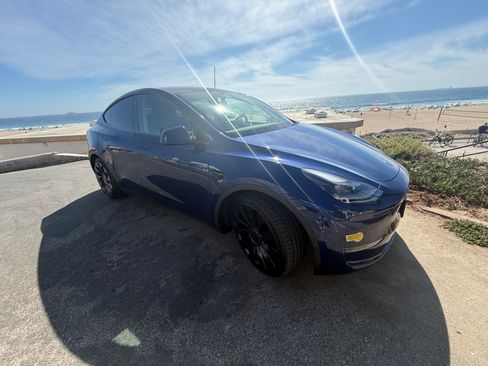 Used 2022 Tesla Model Y Performance AWD/4WD image 2