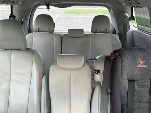 Used 2013 Toyota Sienna XLE FWD image 11