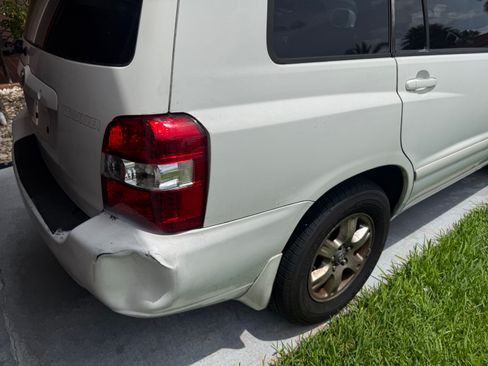 Used 2005 Toyota Highlander 2WD V6 w/ 3rd Row image 9