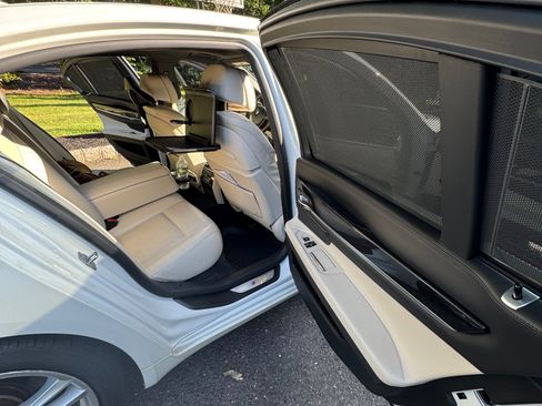 Used 2015 BMW 750i RWD image 16