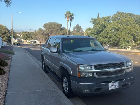 Used 2005 Chevrolet Avalanche Z71 w/ Preferred Equipment Group AWD/4WD image 4