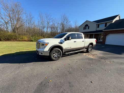 Used 2018 Nissan Titan Platinum Reserve w/ Platinum Utility Package image 5