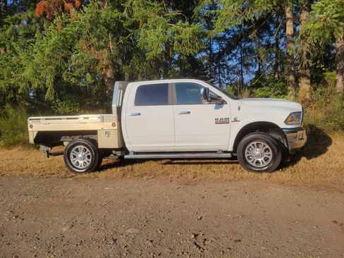 Used 2018 RAM 2500 Laramie w/ Convenience Group AWD/4WD image 2