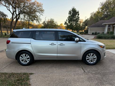 Used 2016 Kia Sedona L image 4