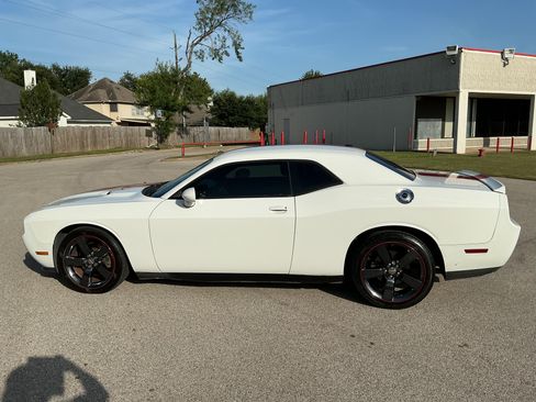 Used 2012 Dodge Challenger SXT image 5