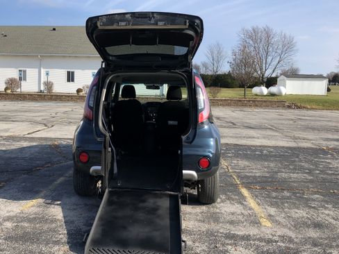 Used 2017 Kia Soul + FWD image 2