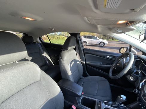 Used 2017 Chevrolet Cruze LT image 18