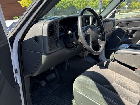 Used 2005 Chevrolet Silverado 2500 LS w/ Heavy-Duty Power Package AWD/4WD image 16