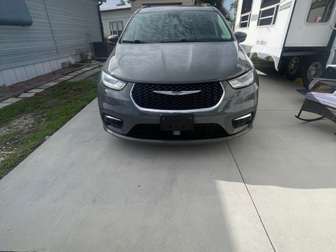 Used 2022 Chrysler Pacifica Touring-L FWD image 12