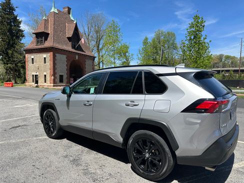 Used 2019 Toyota RAV4 XLE w/ Carpet Mat Package AWD/4WD image 4