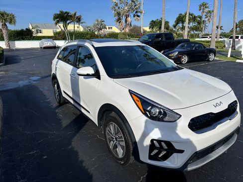 Used 2022 Kia Niro EX Premium image 6