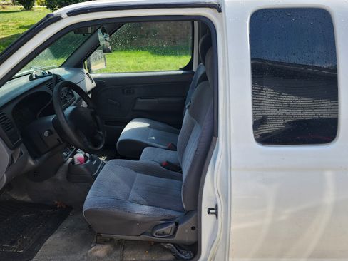 Used 2000 Nissan Frontier XE image 6