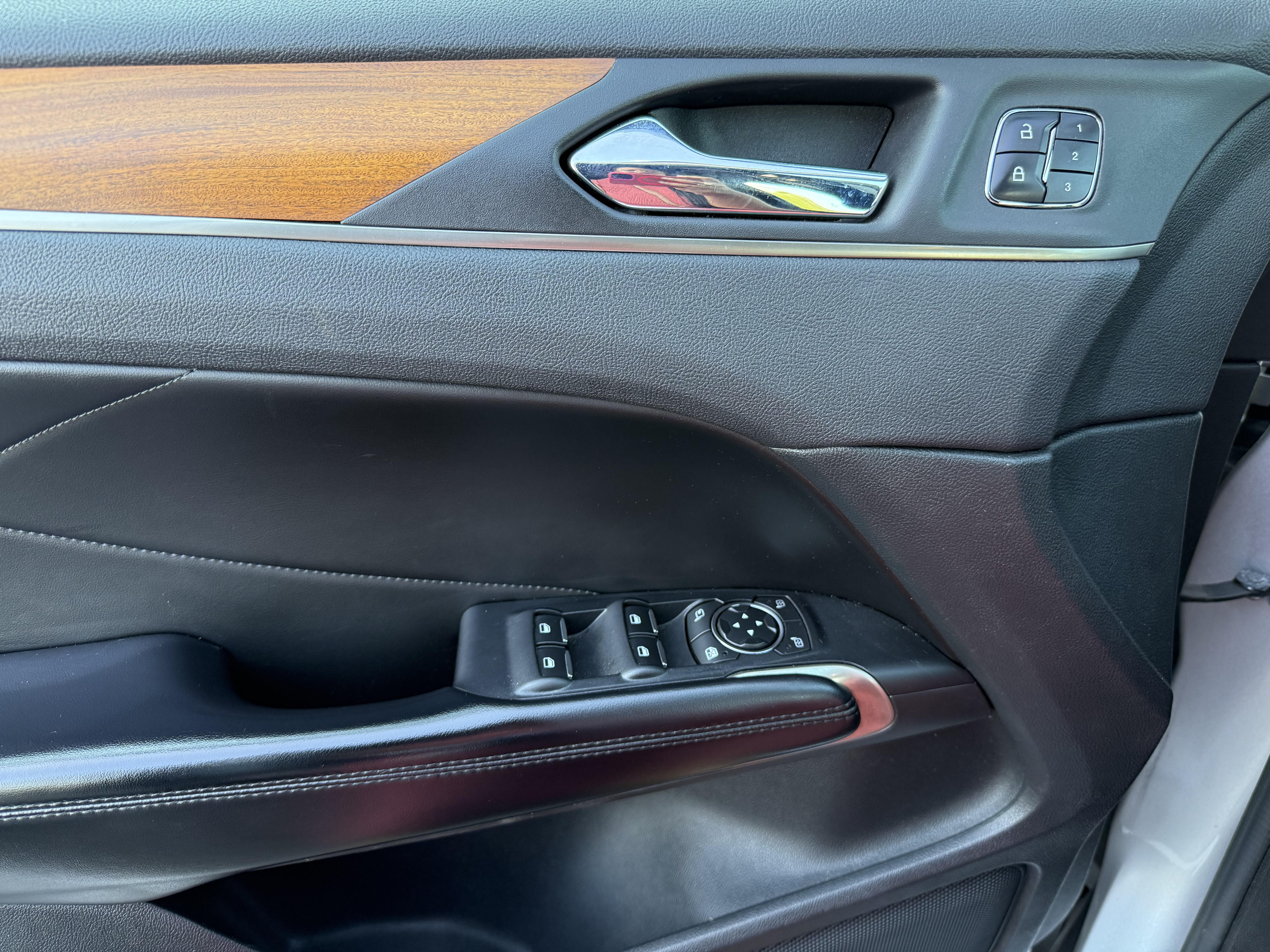 Used 2017 Lincoln MKC Select w/ Select Plus Package FWD image 13
