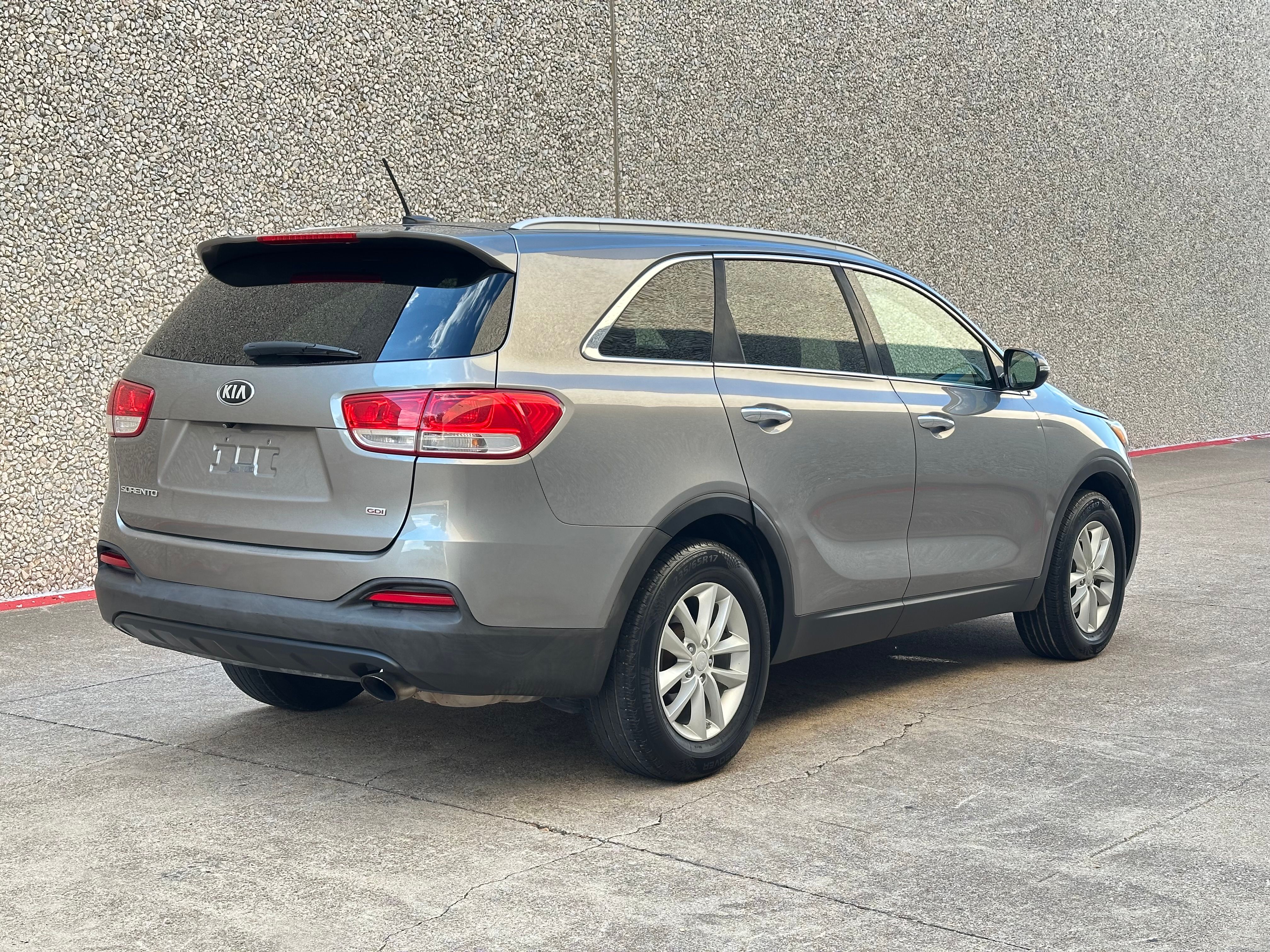 Used 2017 Kia Sorento FWD image 10