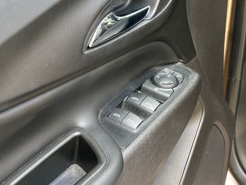 Used 2018 Chevrolet Equinox LT image 19