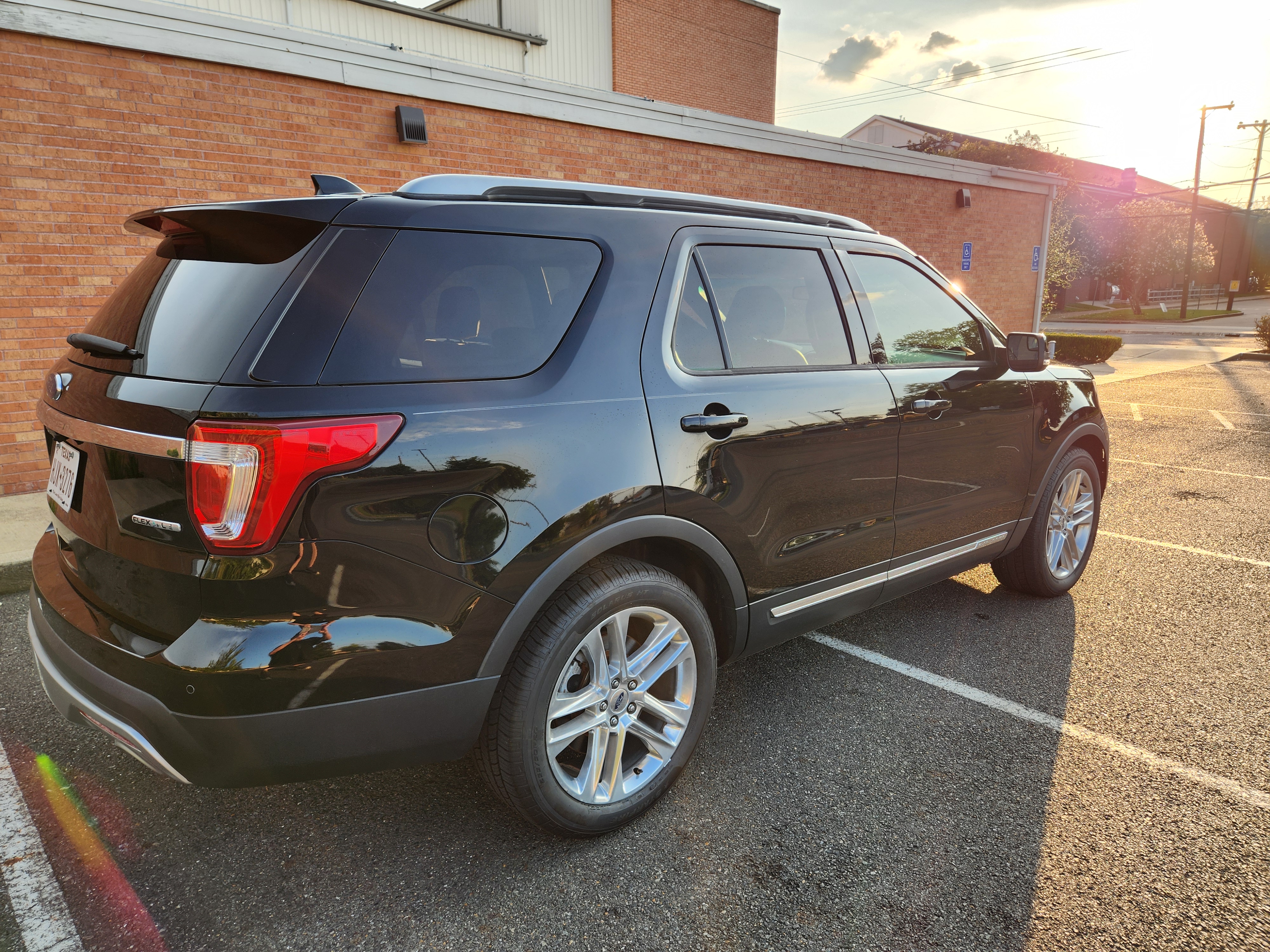 Used 2016 Ford Explorer XLT w/ Equipment Group 202A FWD image 5