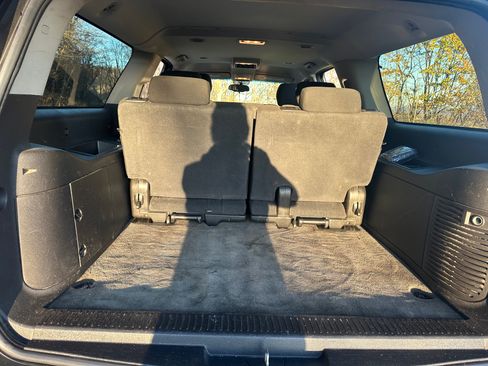 Used 2010 Chevrolet Suburban LS image 12
